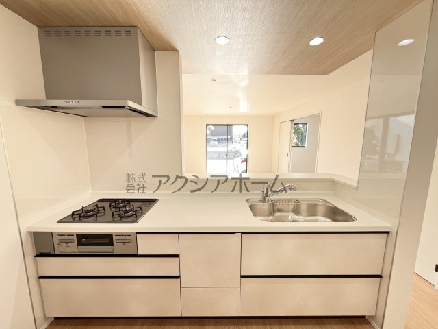 入間市扇台1丁目・全1棟　新築一戸建　のキッチン|オープンエアなカウンタータイプの対面キッチン