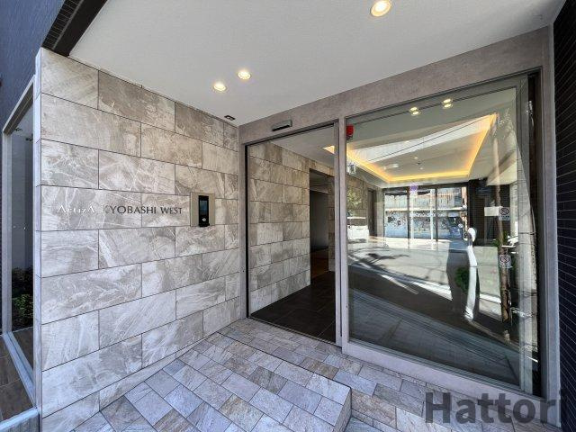 ArtizA京橋WESTのエントランス