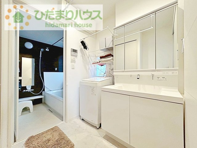【独立洗面台】 | 笠間市鯉淵　中古戸建 | 三面鏡の大きな鏡は憧れます(^^♪
鏡の後ろは収納となっていて、細かいものでも収納できるのでスッキリと整理できます！