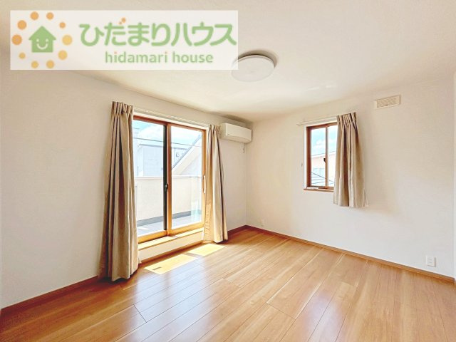 【寝室】 | 笠間市鯉淵　中古戸建 | バルコニーに面していて、たっぷり光りの入る明るい主寝室です！