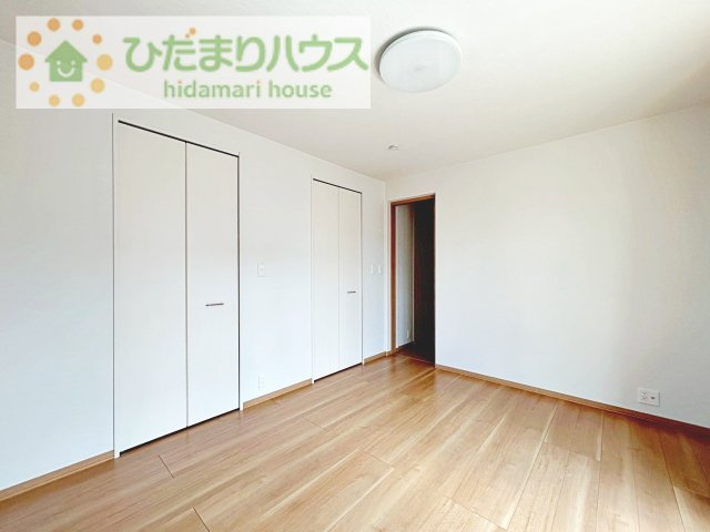 【寝室】 | 笠間市鯉淵　中古戸建 | 大きなベッドを置いても余裕の広さの主寝室♪