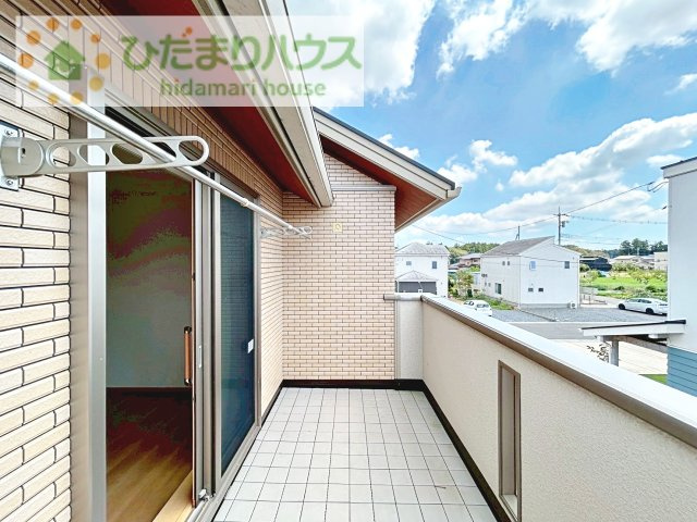 【バルコニー】 | 笠間市鯉淵　中古戸建 | 広々としたバルコニー。お洗濯物もぜーんぶ干せちゃいます！！
