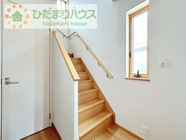 【内装】 | 笠間市鯉淵　中古戸建 | 手すりの付いた明るい光の入る階段♪