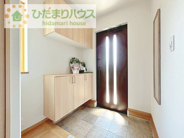 【玄関】 | 笠間市鯉淵　中古戸建 | 丁度良い靴箱のサイズ♪これだけあれば家族全員の靴がしまえてスッキリ(^O^)