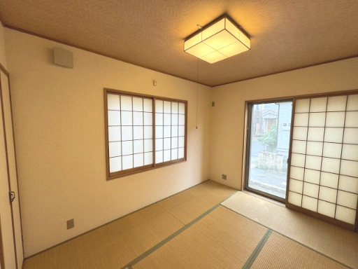 リビング横の和室は正方形6帖になります♪
