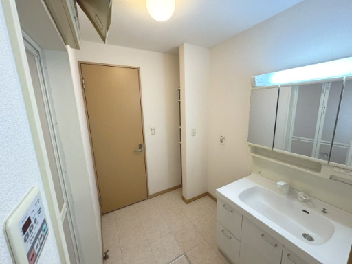 収納棚付き広々脱衣所♪