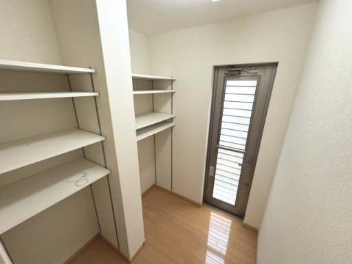 嬉しいパントリー（食料品庫）付き♪大家族にもお勧めですが、お料理好きの奥様にもお勧めです♪また、災害時の備品ストック置場としてもご利用できます。