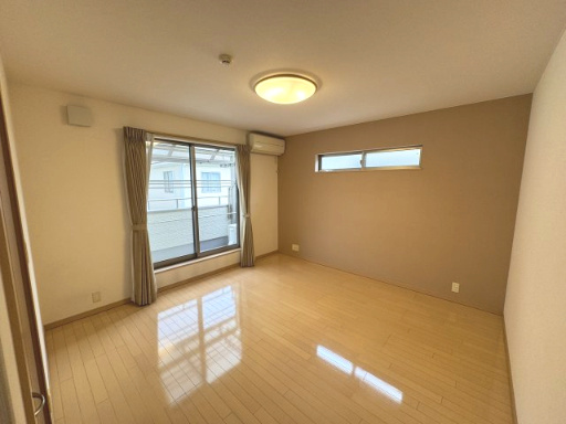 寝室は広々8.5帖♪