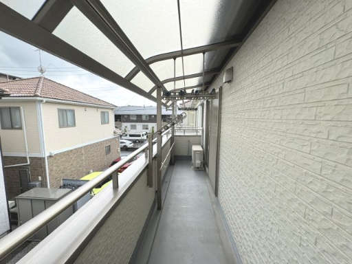 うれしい屋根付き南面のベランダです♪