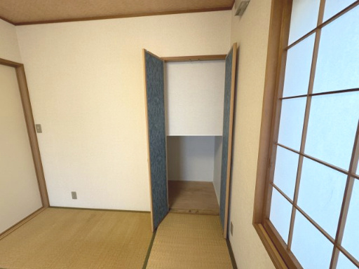 和室にはうれしい階段下収納♪