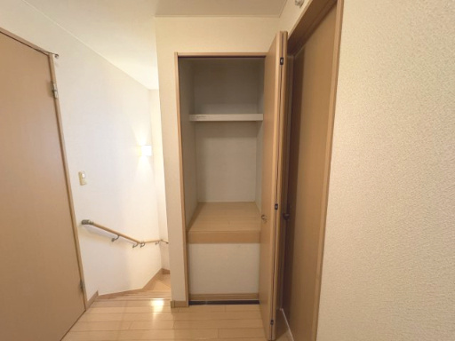 階段を上がったところには収納がございます♪