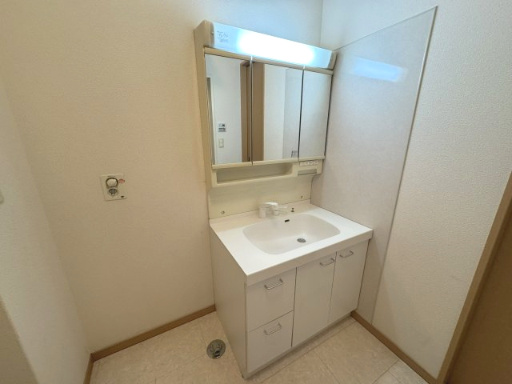 便利な収納付き三面鏡♪