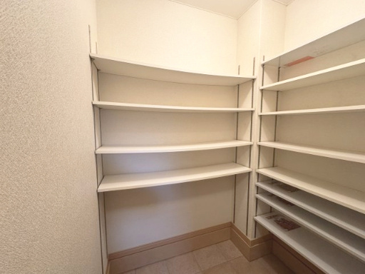 シューズボックスとは別にウォークインシューズクロークがついていて玄関収納豊富♪こちらにはベビーカーやパパさんのゴルフバックなども収納出来ます♪