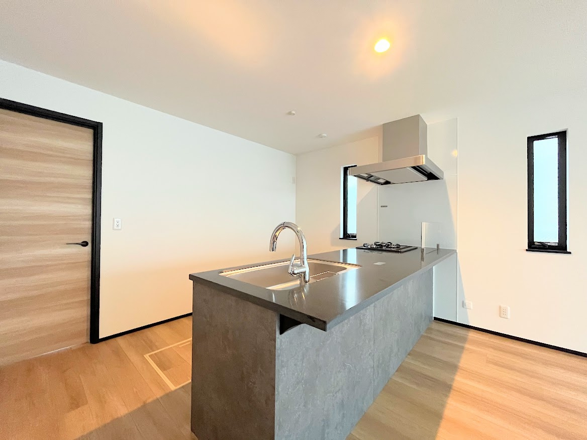 鎌倉市梶原3丁目　新築戸建てのその他|［モデルハウス］◆デザイン性と機能性を兼ね備えたキッチンです。リビングスペースとの一体感が生まれ、広々空間を演出してくれます。
