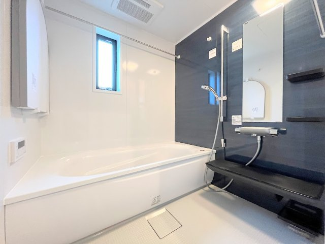 鎌倉市梶原3丁目　新築戸建てのその他|［モデルハウス］◆お子様と一緒にバスタイムを楽しめる広々空間。浴室乾燥機付で心地よいバスタイムを実現します。
