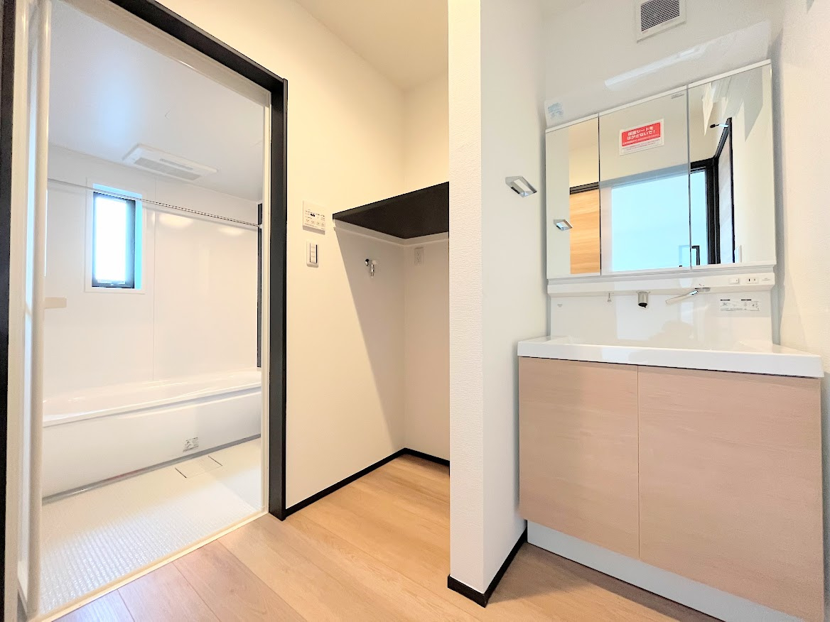 鎌倉市梶原3丁目　新築戸建てのその他|［モデルハウス］◆毎日使う場所だから、機能的で使いやすさに配慮したパウダールーム。すっきりと使えるように収納も豊富にご用意しています。
