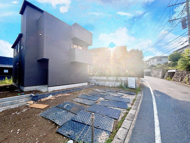 鎌倉市梶原3丁目　新築戸建ての前面道路含む現地写真|◆前面道路も幅員があり車の運転も安心！前面道路は閑静な住宅地。車通りの少ない道路です。お子様にも安心です。