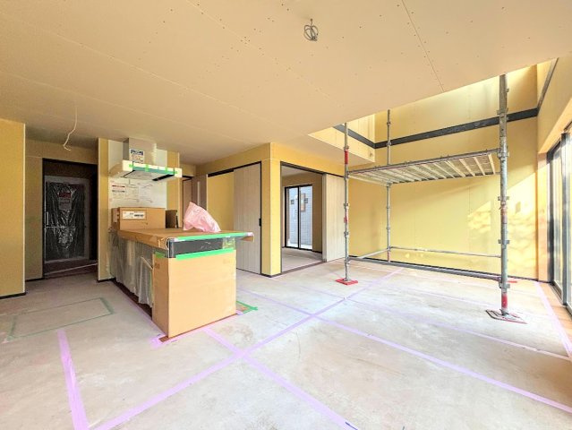 鎌倉市梶原3丁目　新築戸建ての居間・リビング|◆家族で食卓を囲むダイニングスペースと、ソファでゆったりくつろぐリビングスペースがしっかり区切られているので家具の配置や用途を使いわけしやすいです。
