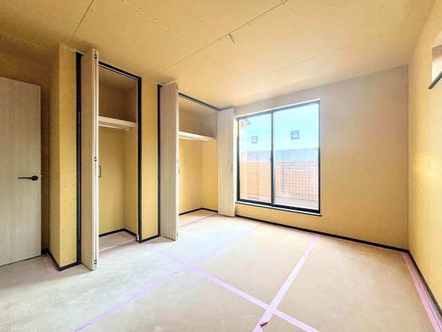 鎌倉市梶原3丁目　新築戸建ての洋室|◆室内はいつも明るい印象なので気持ちの良い朝を迎えられます。各部屋にはクローゼットを完備しており、収納が多いお家はすっきりして快適空間です。
