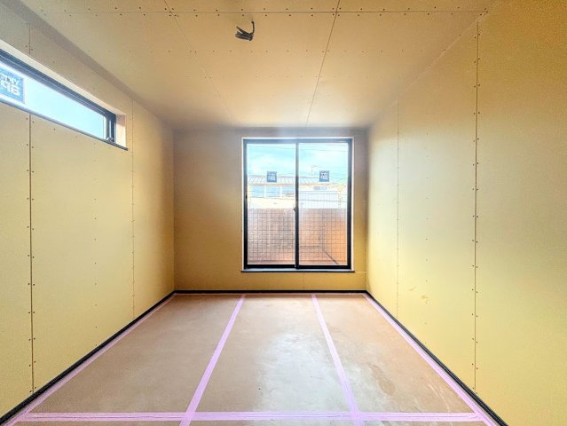 鎌倉市梶原3丁目　新築戸建ての洋室|◆柔らかい陽光が差し込む明るいお部屋を演出する設計。彩光の取れる窓が気持ちの良いお部屋を創り上げます。
