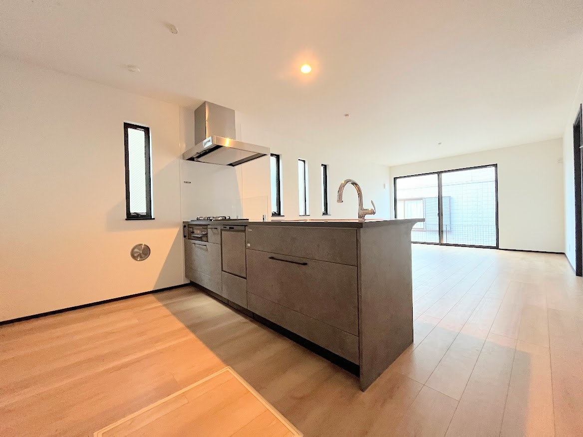 鎌倉市梶原3丁目　新築戸建てのその他|［モデルハウス］◆キッチンからダイニングやリビングが見渡せるキッチン。料理をしながら家族とコミュニケーションをとれるだけでなく、大きな開放感も得られることができます。
