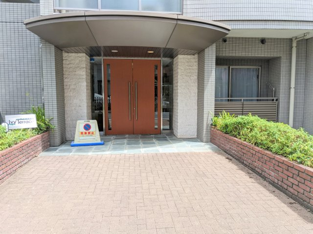 アイビーテラスのエントランス|ゆとりのあるエントランスです