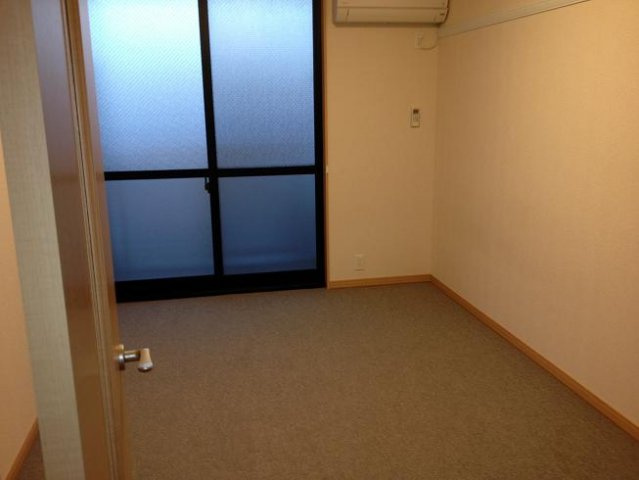 レオパレスメーシア公園台Ⅰの居間・リビング|1Fはフローリング、2F以上は絨毯になります。