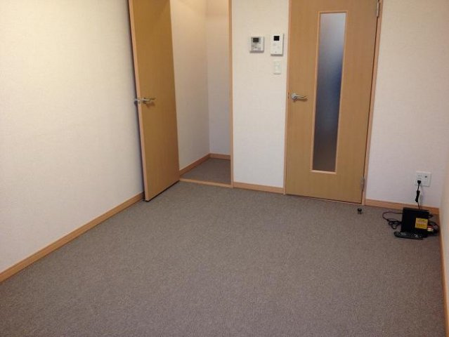 レオパレスメーシア公園台Ⅰの内装|1Fはフローリング、2F以上は絨毯になります。