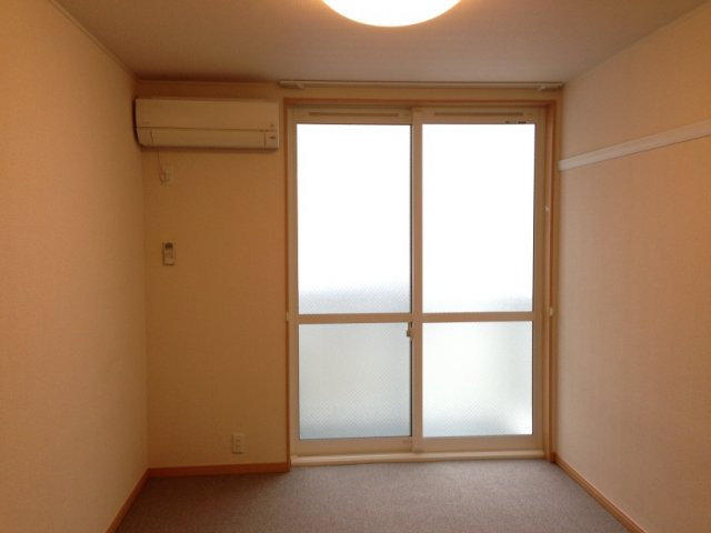 レオパレスシーズの居間・リビング|ナチュラルな木目と白を基調とした室内