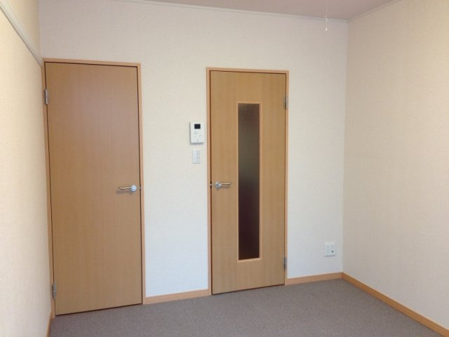 レオパレスシーズの居間・リビング|ナチュラルな木目と白を基調とした室内