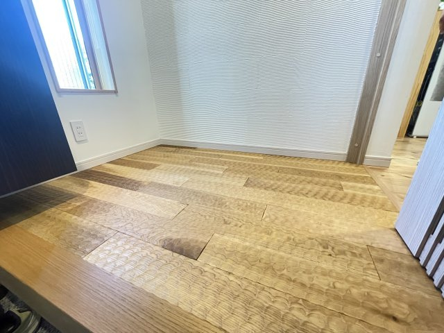 ■日本の伝統的な工法で仕上げた「なぐりの床」♪