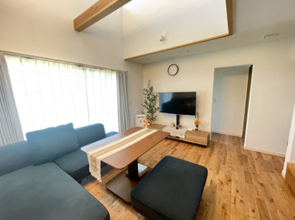 【居間・リビング】 | 安中市原市　中古戸建 | ■明るく開放感のあるリビング♪