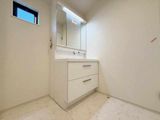 練馬区春日町2丁目 限定1棟の独立洗面台|使いやすい三面鏡の洗面台
鏡裏やベースキャビネットなど収納スペースもしっかり設けているので水回りをキレイにお使いいただけます