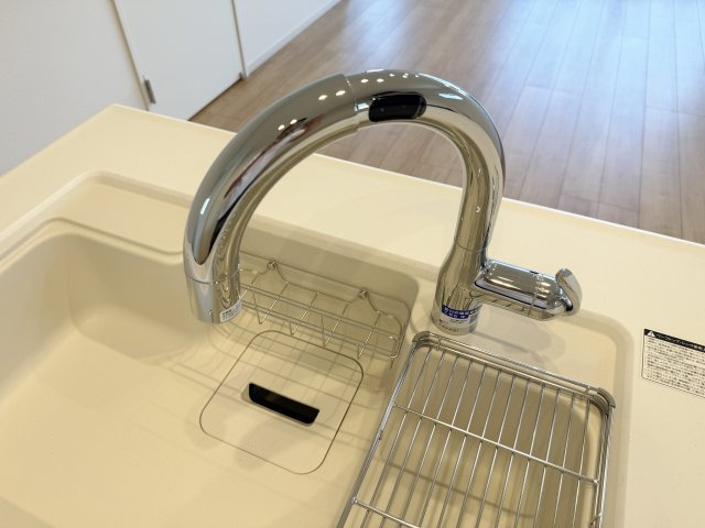 練馬区春日町2丁目 限定1棟のキッチン|衛生的にお料理ができるタッチレス水栓
水栓に触れなくてもセンサーに手をかざすだけで吐水／止水ができます