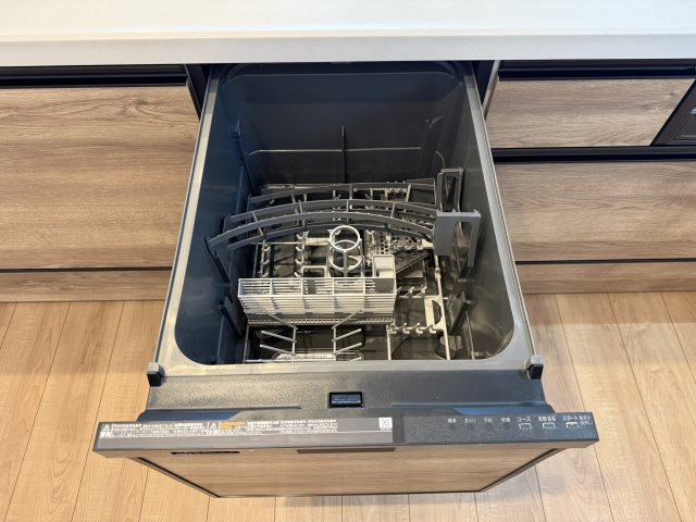 練馬区春日町2丁目 限定1棟のキッチン|食後の片づけに便利な食器洗乾燥機が標準装備です 時間が有効活用でき、節水にもなります
