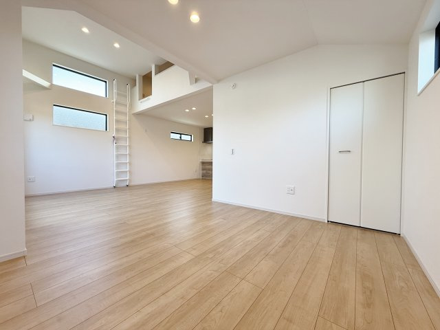 練馬区春日町2丁目 限定1棟の居間・リビング|広々LDK23.2帖
リビング上部吹抜けにつき開放的な空間です