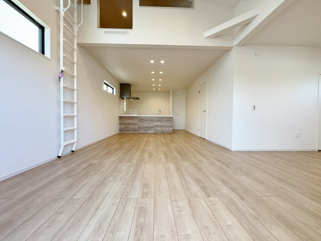 練馬区春日町2丁目 限定1棟の居間・リビング|広々LDK23.2帖
リビング上部吹抜けにつき開放的な空間です