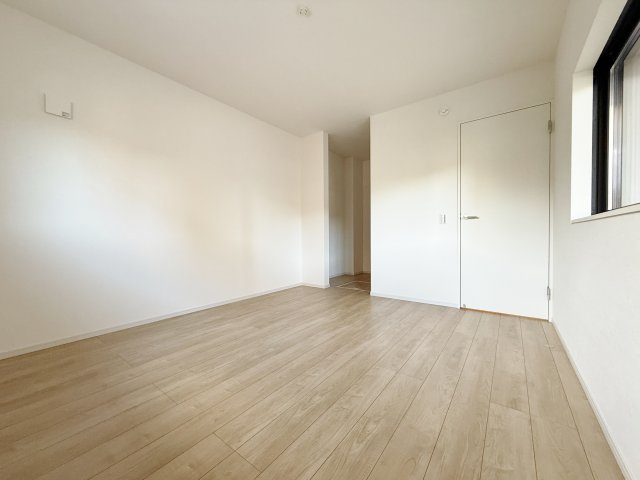 練馬区春日町2丁目 限定1棟の洋室|1階9.0帖洋室はウォークインクローゼットを完備