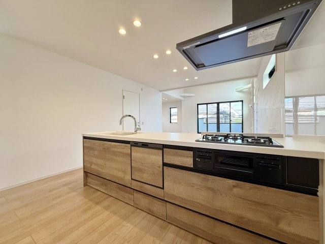 練馬区春日町2丁目 限定1棟のキッチン|人気の対面式キッチンには食洗機を標準装備です
