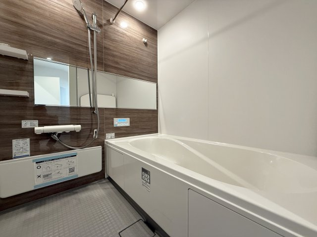 練馬区春日町2丁目 限定1棟の浴室|一坪タイプの浴室は雨の日のお洗濯や寒い冬場の入浴に便利な浴室換気乾燥機付きです