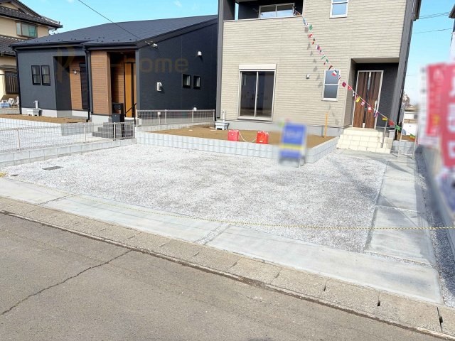 結城郡八千代町東原　新築戸建て　2号棟の駐車場|カースペースは3台完備。ゲスト用のスペースも確保できますね♪