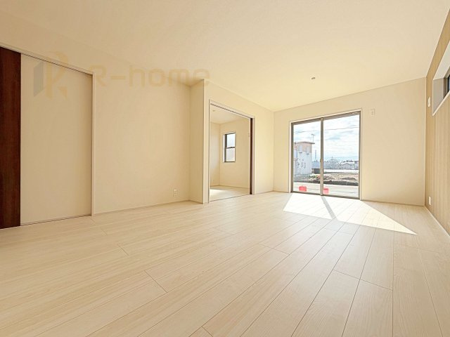 結城郡八千代町東原　新築戸建て　2号棟の居間・リビング|たっぷりの陽光が注ぎ込む明るいリビング♪隣接の洋室を開放すると更なる大空間に変身♪