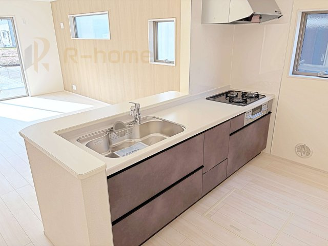 結城郡八千代町東原　新築戸建て　2号棟のキッチン|料理をしながら家族とコミュニケーションが取れる対面式システムキッチン。