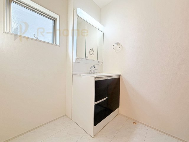 結城郡八千代町東原　新築戸建て　2号棟の洗面所|三面鏡の使いやすい洗面台です。忙しい朝も家族みんなで身支度可能なスペース。