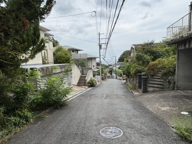 西宮市甲陽園目神山町土地の前面道路含む現地写真|南西側前面道路です