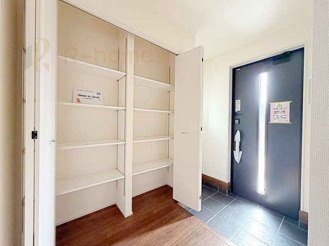 結城郡八千代町東原　新築戸建て　3号棟の玄関|気持ちよくご家族やゲストを送迎できる穏やかな雰囲気の玄関♪大きな下駄箱で玄関廻りスッキリ♪