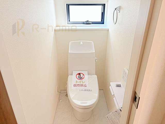 結城郡八千代町東原　新築戸建て　3号棟のトイレ|温水洗浄便座付きのトイレ。
トイレが２ヵ所設置で朝の忙しい時間でも安心です。