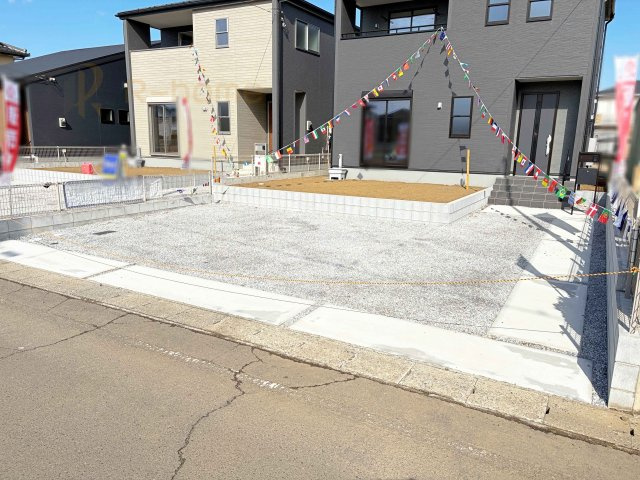 結城郡八千代町東原　新築戸建て　3号棟の駐車場|カースペースは3台完備。ゲスト用のスペースも確保できますね♪