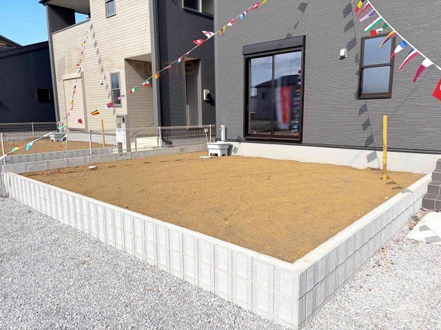 結城郡八千代町東原　新築戸建て　3号棟の庭|日当たりの良いお庭でお家時間を満喫！便利な立水栓付きで洗車や水やりもラクラク♪