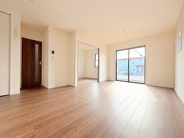 結城郡八千代町東原　新築戸建て　3号棟の居間・リビング|広くてとっても明るいLDK♪ストック品などの収納に便利なパントリー付き♪